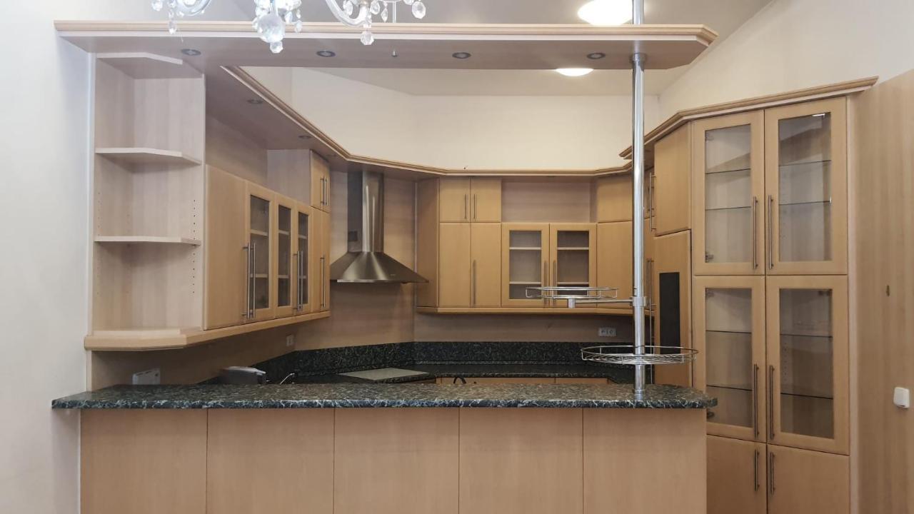 פראג Private Room In Shared Luxurious Palace Like Apartment With 2 Bathrooms Including Whirlpool And Virtual Reality מראה חיצוני תמונה