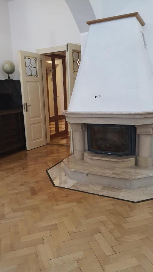 פראג Private Room In Shared Luxurious Palace Like Apartment With 2 Bathrooms Including Whirlpool And Virtual Reality מראה חיצוני תמונה