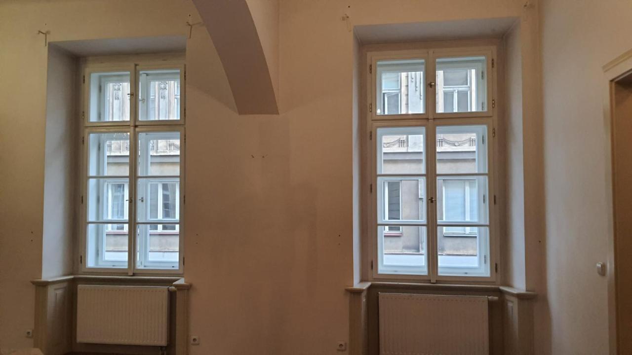 פראג Private Room In Shared Luxurious Palace Like Apartment With 2 Bathrooms Including Whirlpool And Virtual Reality מראה חיצוני תמונה
