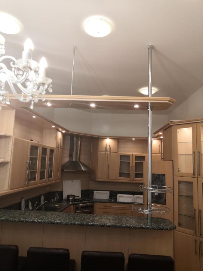 פראג Private Room In Shared Luxurious Palace Like Apartment With 2 Bathrooms Including Whirlpool And Virtual Reality מראה חיצוני תמונה