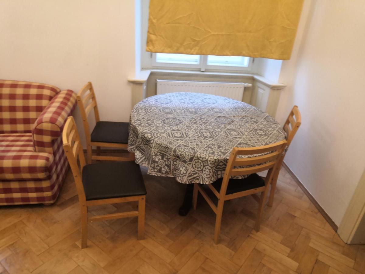 פראג Private Room In Shared Luxurious Palace Like Apartment With 2 Bathrooms Including Whirlpool And Virtual Reality מראה חיצוני תמונה