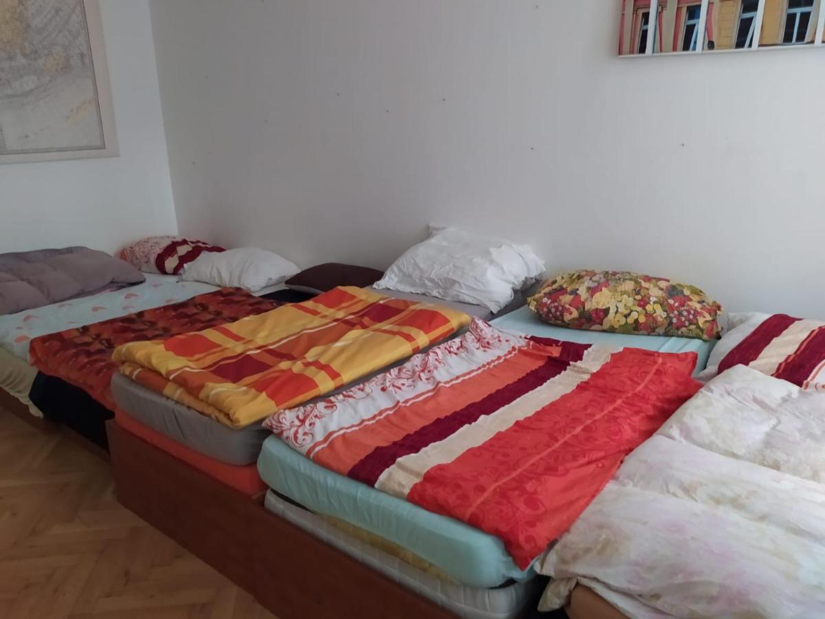 פראג Private Room In Shared Luxurious Palace Like Apartment With 2 Bathrooms Including Whirlpool And Virtual Reality מראה חיצוני תמונה