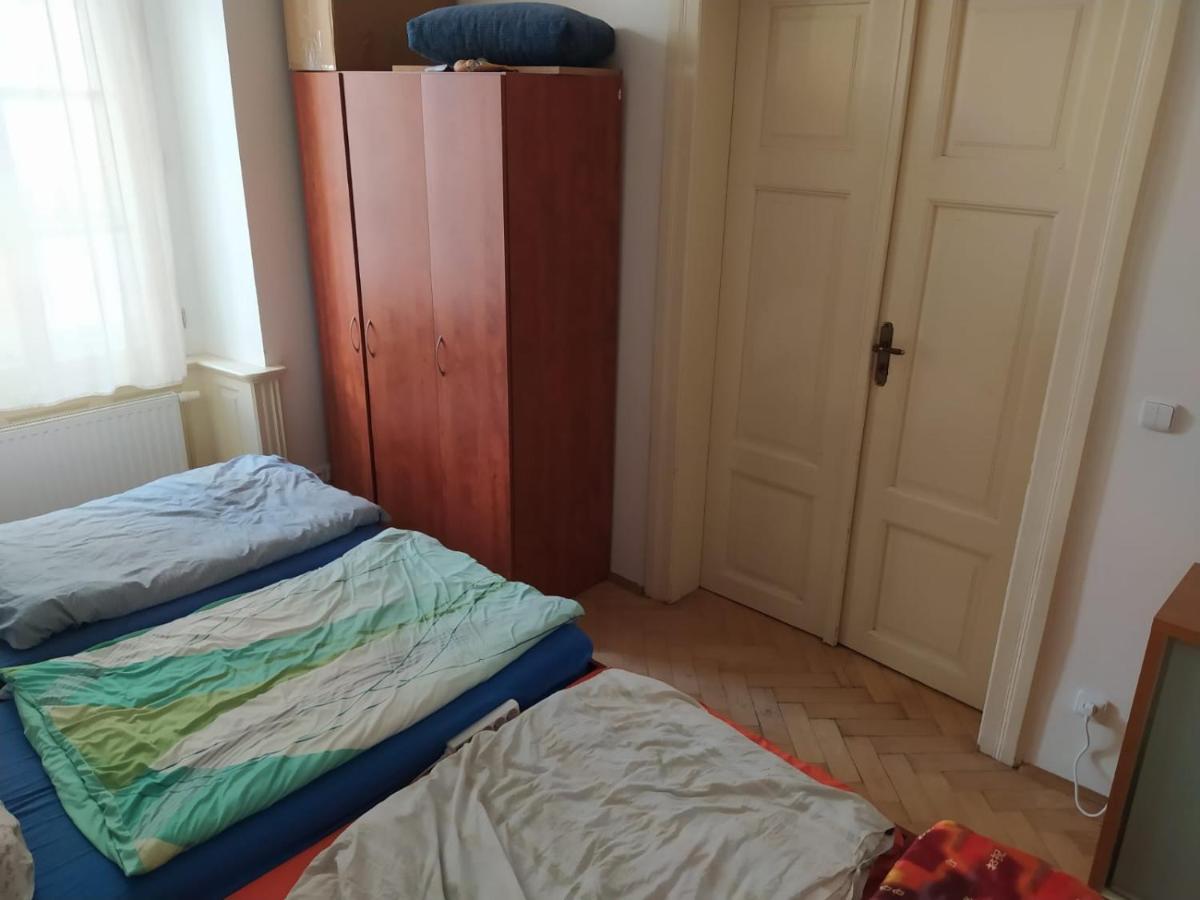 פראג Private Room In Shared Luxurious Palace Like Apartment With 2 Bathrooms Including Whirlpool And Virtual Reality מראה חיצוני תמונה