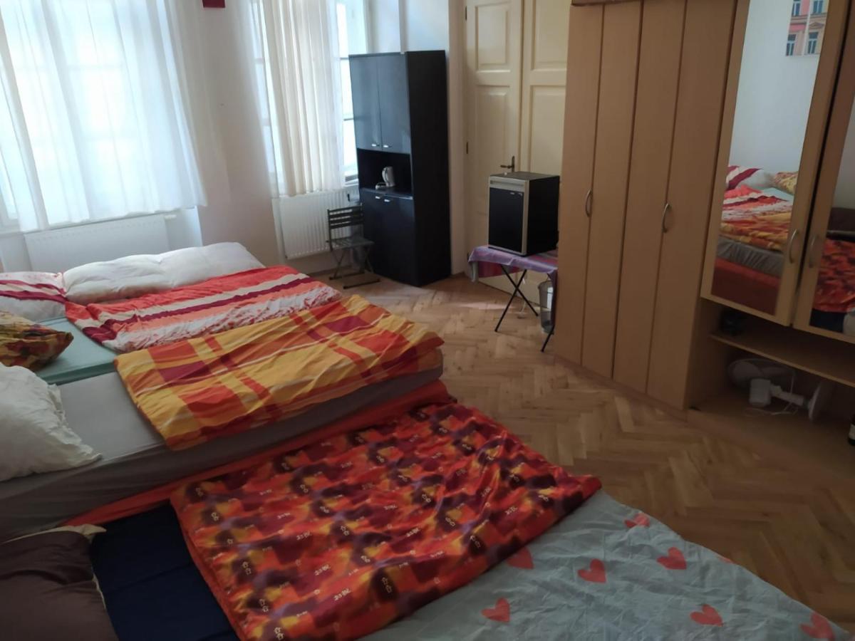 פראג Private Room In Shared Luxurious Palace Like Apartment With 2 Bathrooms Including Whirlpool And Virtual Reality מראה חיצוני תמונה