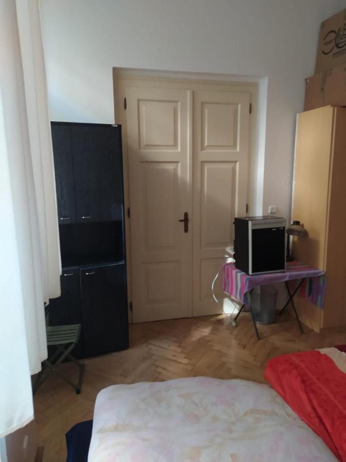 פראג Private Room In Shared Luxurious Palace Like Apartment With 2 Bathrooms Including Whirlpool And Virtual Reality מראה חיצוני תמונה