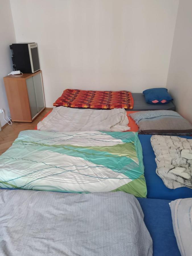 פראג Private Room In Shared Luxurious Palace Like Apartment With 2 Bathrooms Including Whirlpool And Virtual Reality מראה חיצוני תמונה