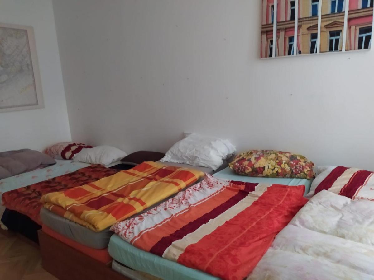 פראג Private Room In Shared Luxurious Palace Like Apartment With 2 Bathrooms Including Whirlpool And Virtual Reality מראה חיצוני תמונה
