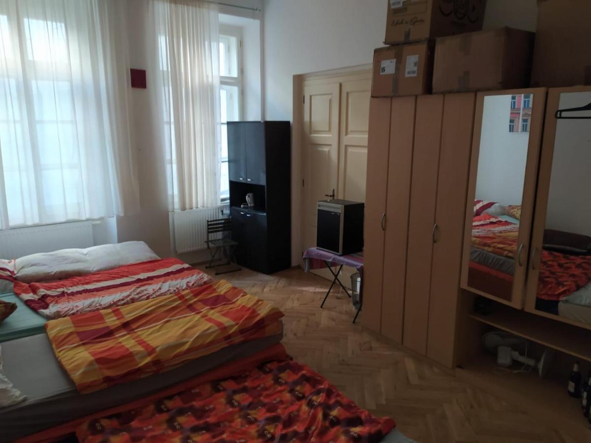 פראג Private Room In Shared Luxurious Palace Like Apartment With 2 Bathrooms Including Whirlpool And Virtual Reality מראה חיצוני תמונה